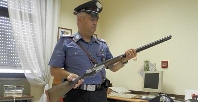 Uccide la gatta del vicino a colpi di fucile 
