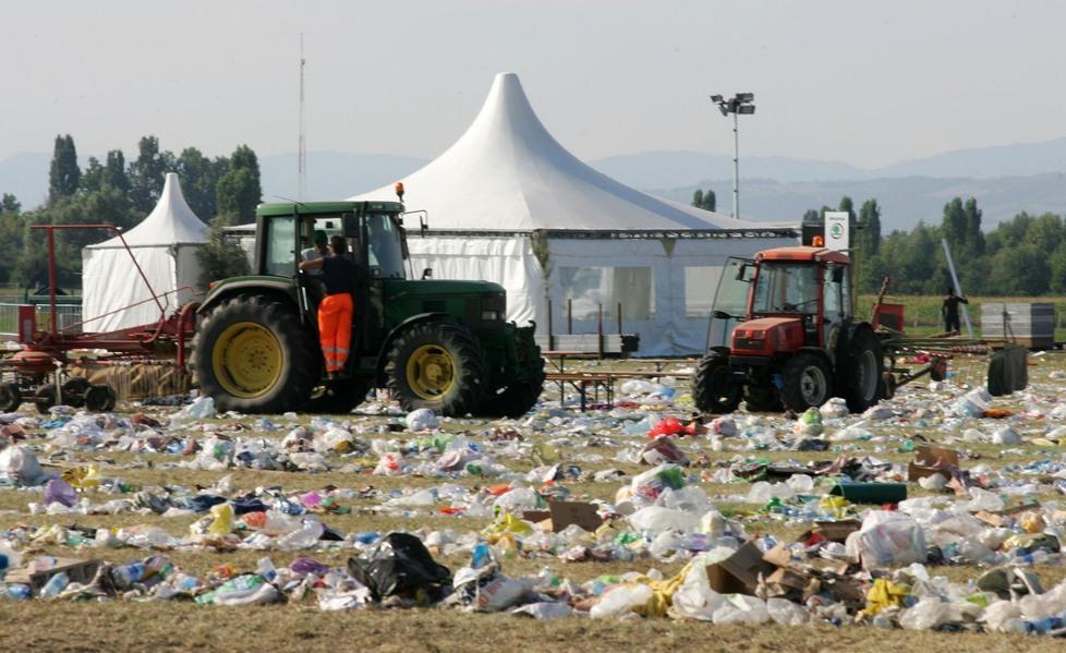 Troppi rifiuti, appello per la differenziata al concerto di Ligabue 
