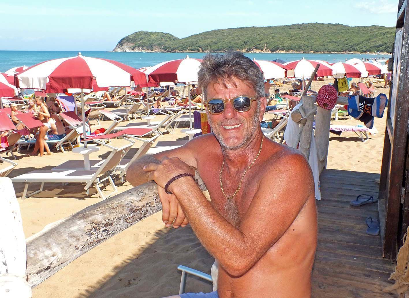 L'operaio imprenditore e il riscatto col sorriso nel paradiso di Baratti