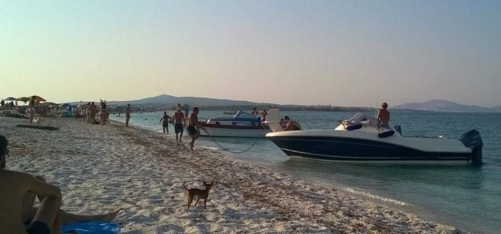 Stintino, in barca sulla riva per andare a prendere un aperitivo 