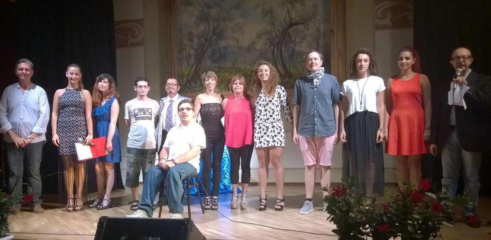 Tuti i concorrenti del concorso canoro. Buselli quarto da destra 