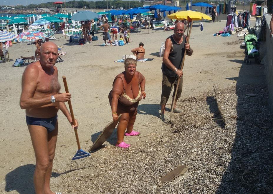 Bagnanti spazzini per salvare la spiaggia dei Tre Ponti 