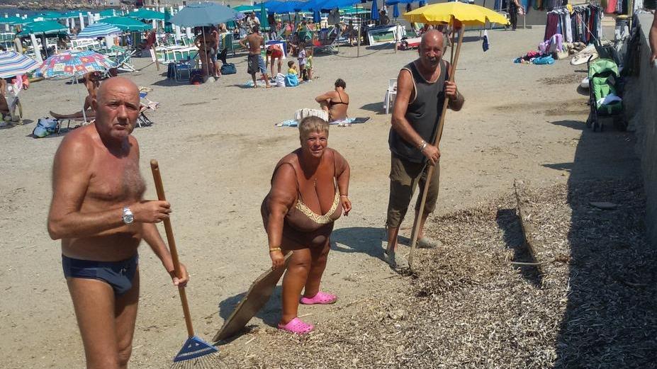 Bagnanti spazzini per salvare la spiaggia dei Tre Ponti
