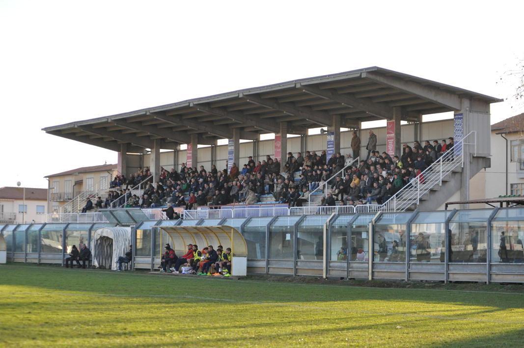 La tribuna dello stadio Rossetti di Cecina
