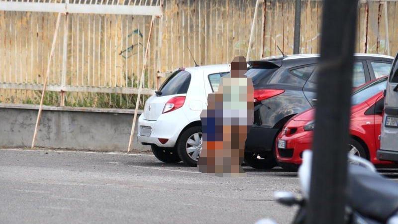 La mamma insieme al figlio di 5 anni dopo l'incontro col padre (SalviniPentafoto)