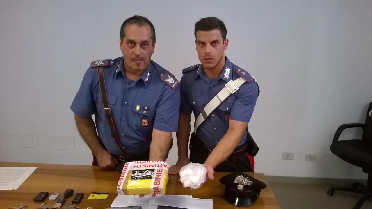 I carabinieri che l'hanno scopetta mostrano la cocaina sequestrata