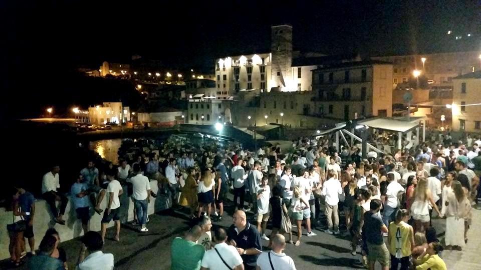 I tantissimi giovani di fronte ai locali in centro storico