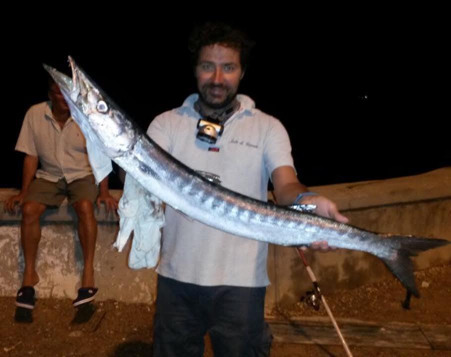 Pesca un barracuda agli scogli dell'Accademia