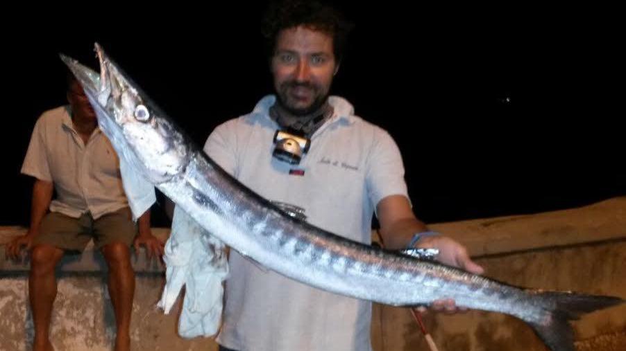 Pesca un barracuda agli scogli dell'Accademia