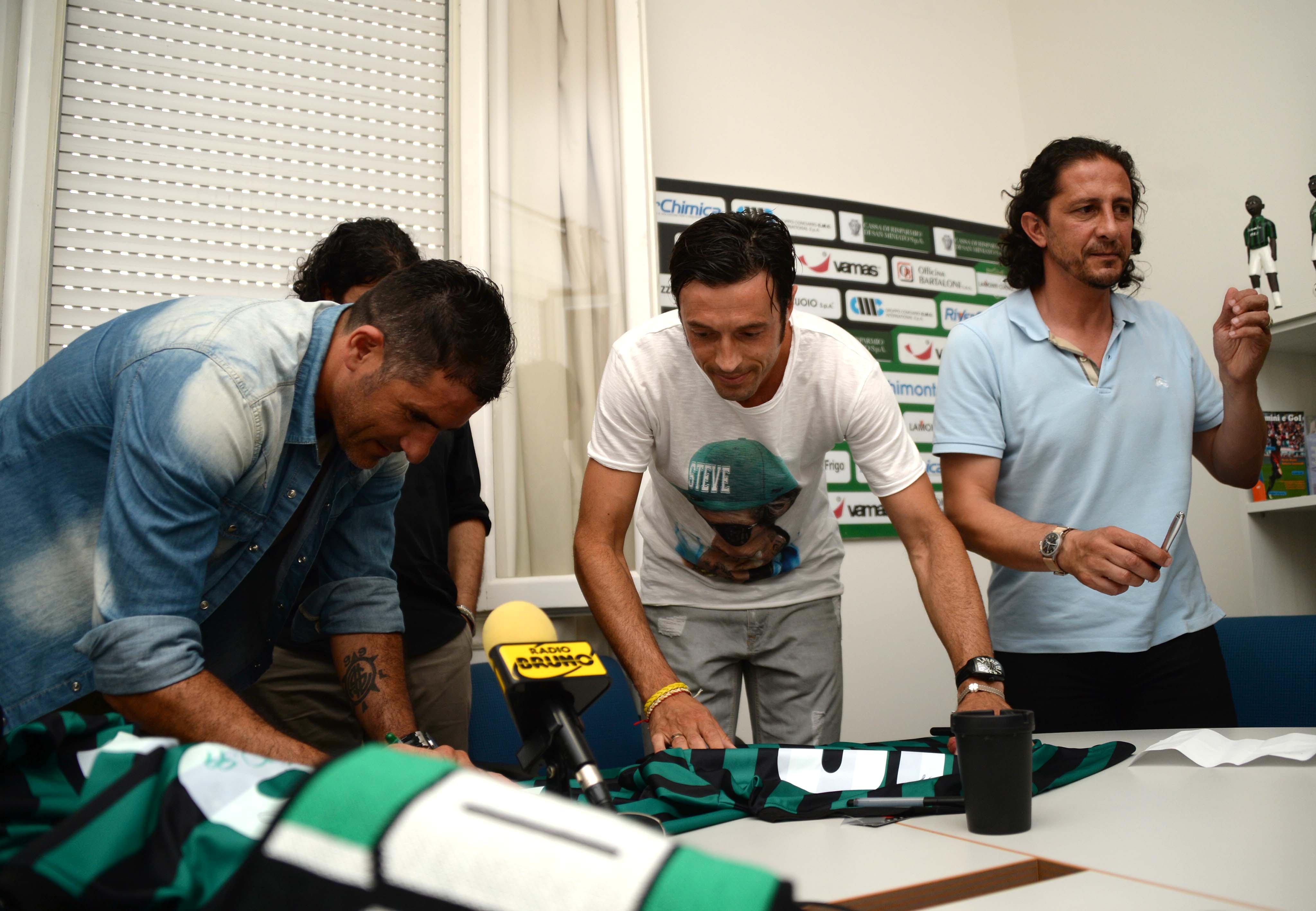 Il tecnico Cristiano Lucarelli (a sinistra)  con  il capitano neroverde Corrado Colombo