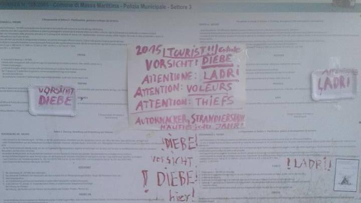 Le scritte lasciate dai turisti tedeschi derubati