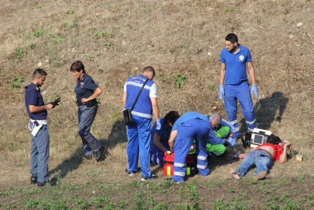 I soccorsi al tossicodipendente sull'argine del Bisenzio (foto Batavia)