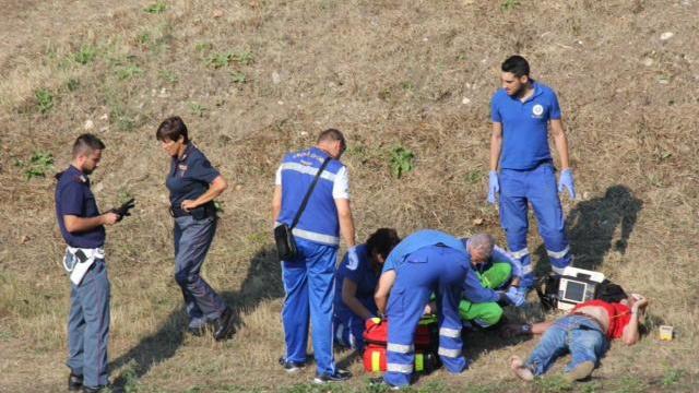I soccorsi al tossicodipendente sull'argine del Bisenzio (foto Batavia)
