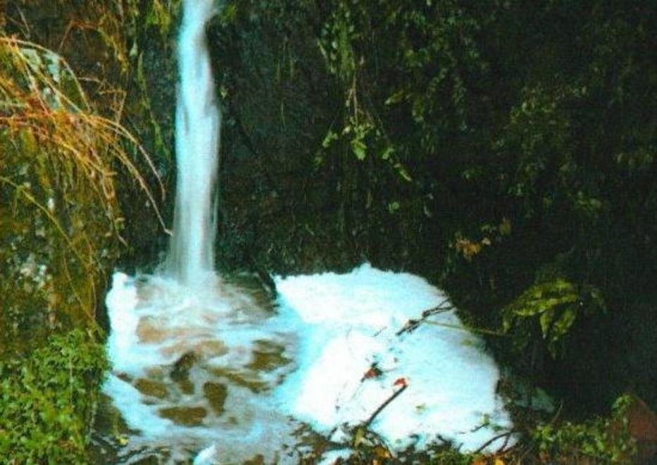 Scarichi fognari sull’uscio di casa per colpa di tubazioni colabrodo 
