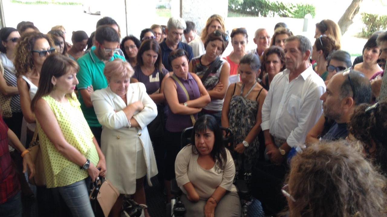L'assessore Claudia Firino incontra i docenti sotto il palazzo della Regione (foto Mario Rosas)