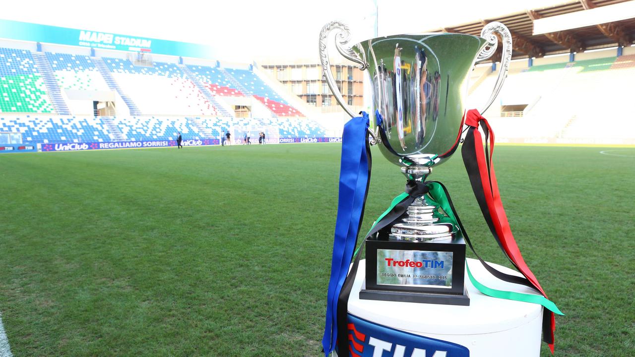 Il trofeo in palio al Mapei Stadium