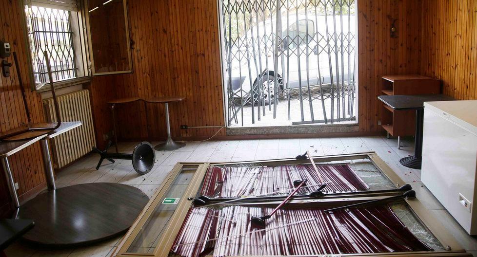 Auto lanciata come ariete sfonda la vetrina di un bar a Coviolo 