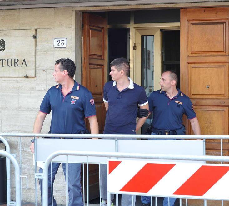 Tenta il colpo nel bar vicino alla questura 