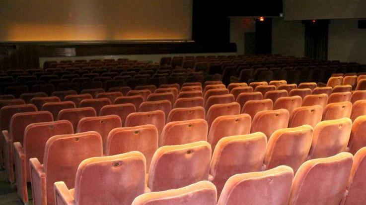 Pericolo chiusura per il teatro comunale