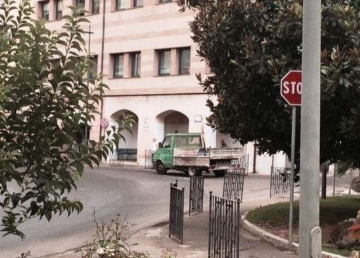 Ritinteggiata la facciata dei porticini