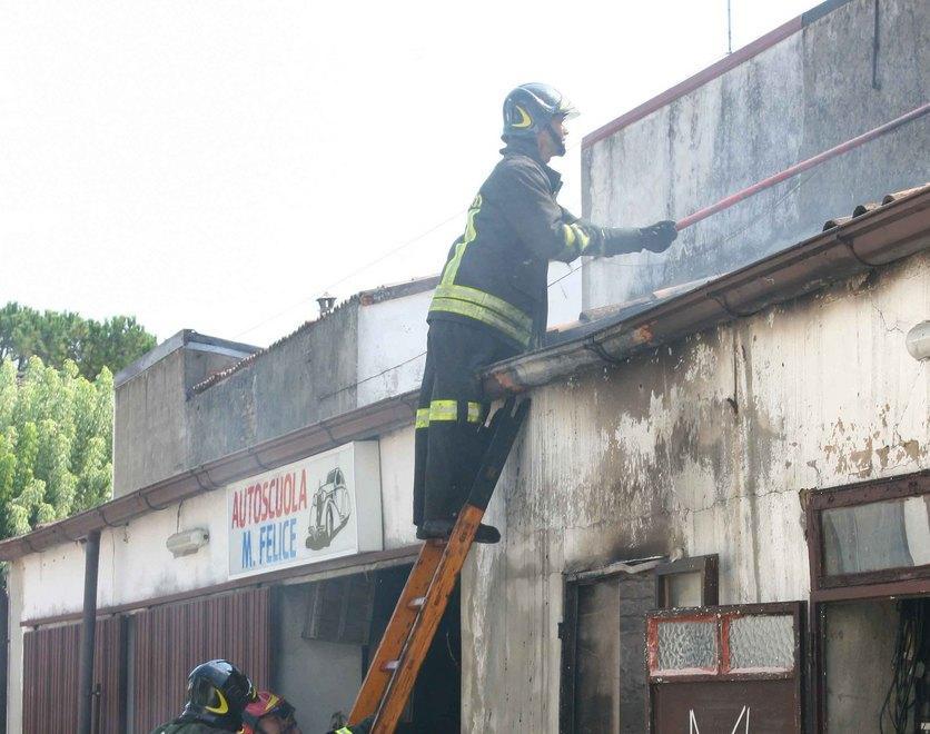 A fuoco due garage, paura in via Verdi 