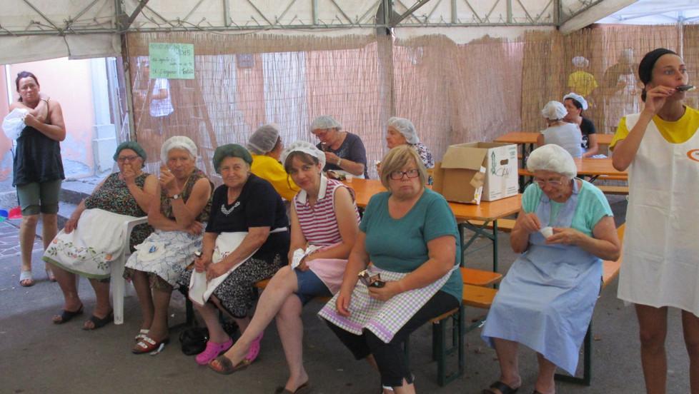 Storiche resdore e giovani preparano 50 mila tortelli 