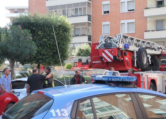 Minaccia di lanciarsi dal tetto, salvato dai pompieri