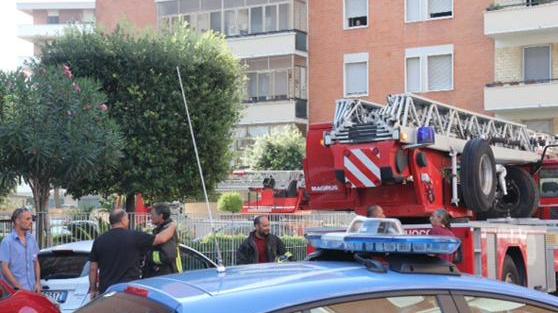 Minaccia di lanciarsi dal tetto, salvato dai pompieri