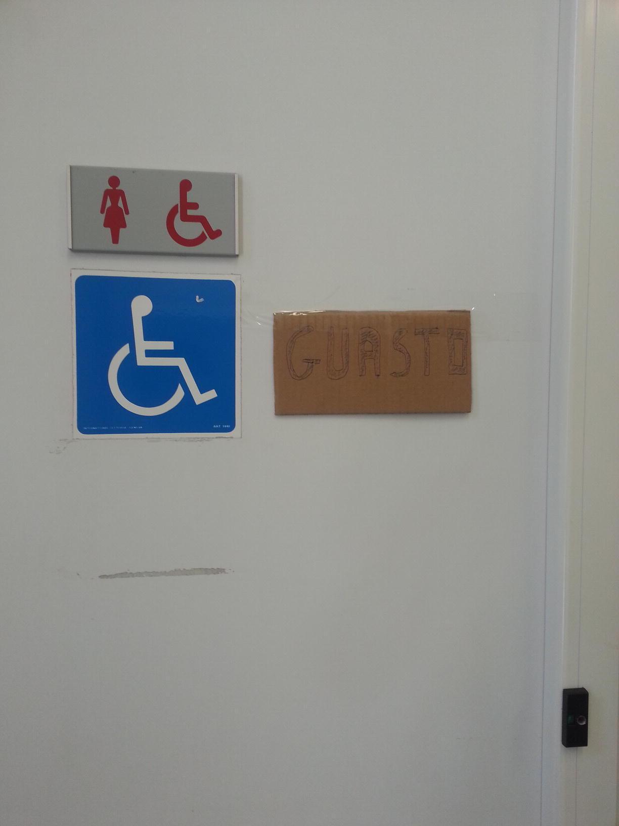 I bagni chiusi per gli atti vandalici 