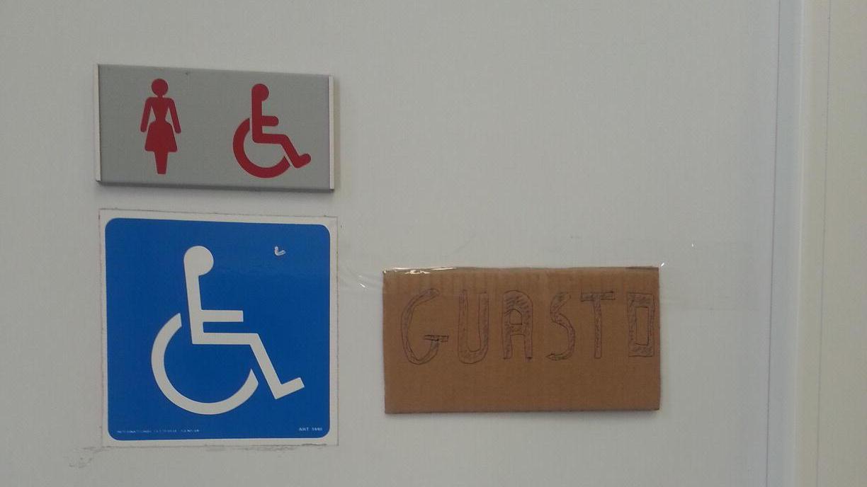I bagni chiusi per gli atti vandalici