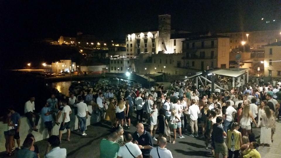 Piazzetta del Mare affollata 