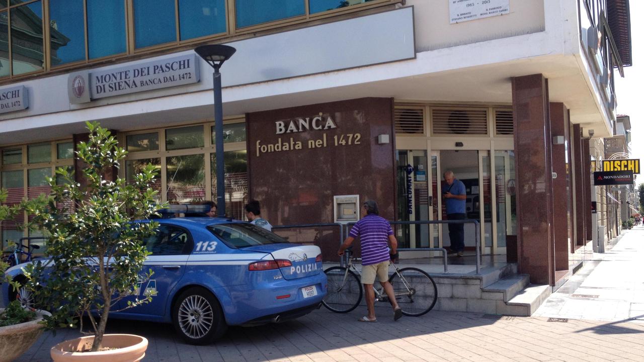 La polizia davanti alla filiale del Monte dei Paschi subito dopo la rapina