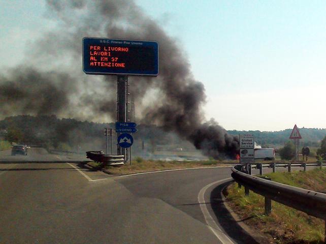 Furgone a fuoco sulla rampa della superstrada a San Miniato 