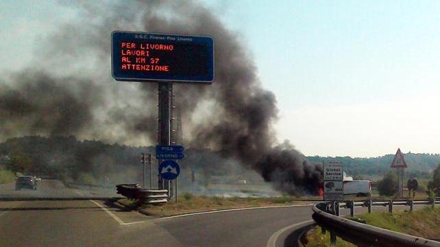 Furgone a fuoco sulla rampa della superstrada a San Miniato