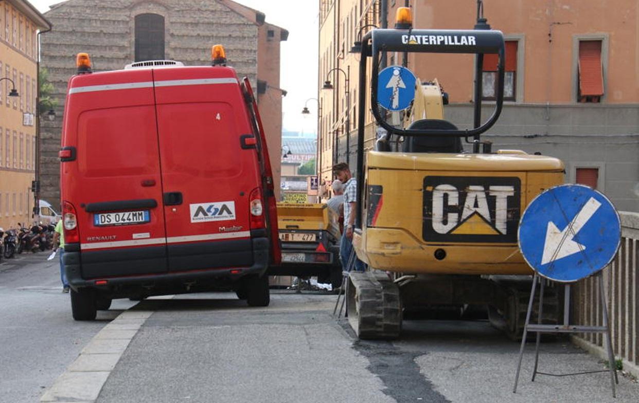 Addetti Asa al lavoro per riparare il guasto sul ponte di via della Venezia (Marzi Pentafoto)