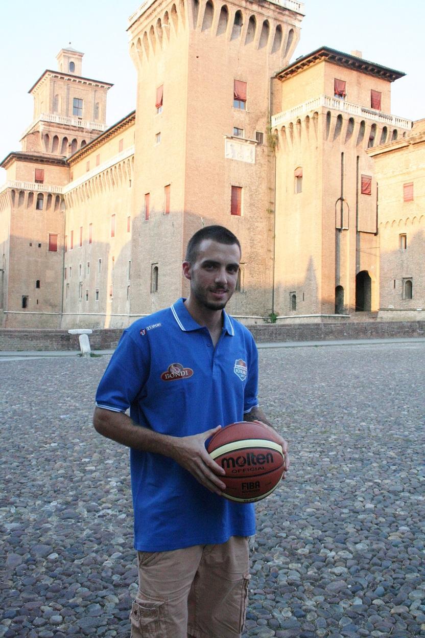 Ryan Bucci a Ferrara davanti al Castello estense