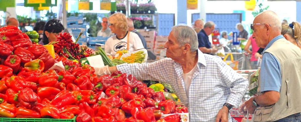 Spesa anche a Ferragosto, i supermercati si dividono 