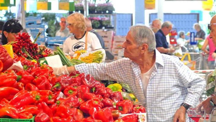 Spesa anche a Ferragosto, i supermercati si dividono