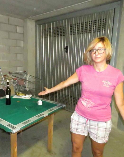 Accoltellato nel garage dei disperati 