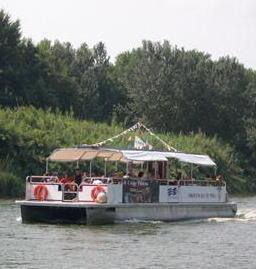 Cocomerata sul battello lungo il fiume