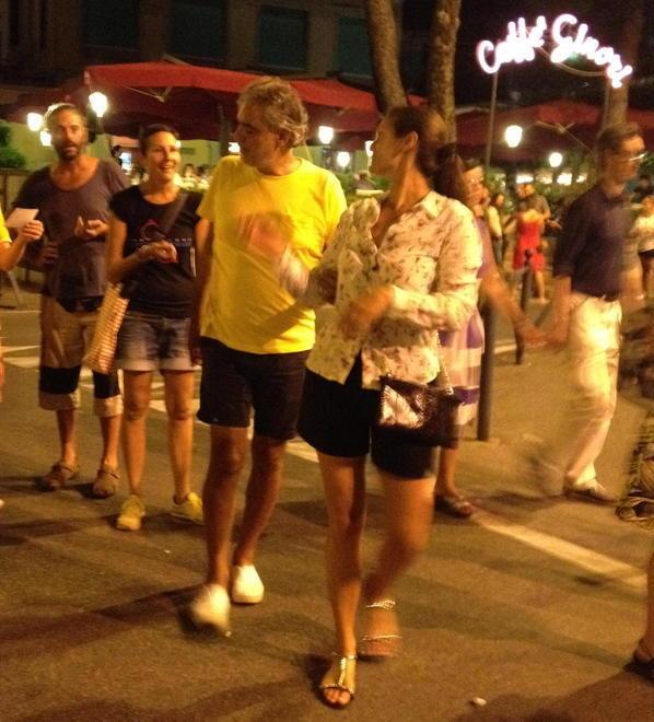 Andrea Bocelli a passeggio in piazza