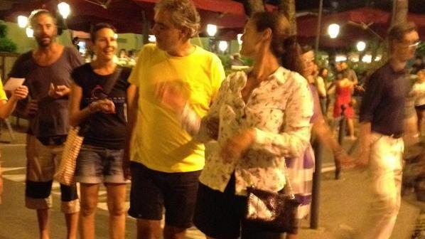 Andrea Bocelli a passeggio in piazza