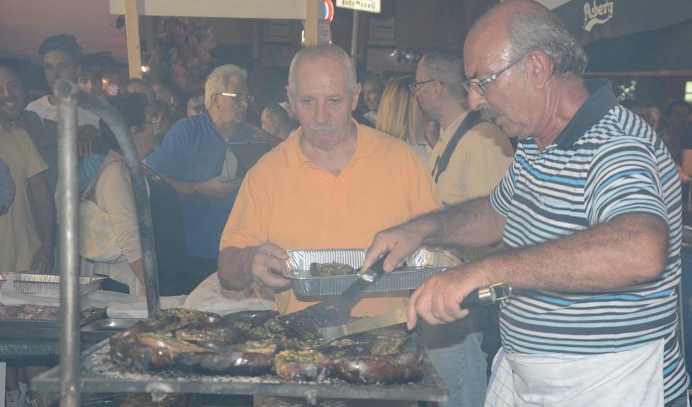 Migliaia alla grande arrostita, carne e vino rosso a fiumi