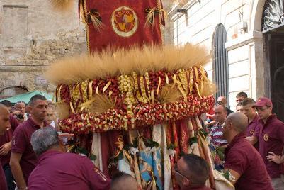 La “vestizione” dei Contadini con un occhio al sociale