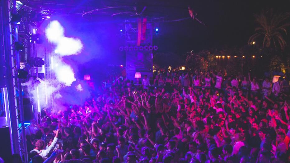 Troppi clienti in discoteca: scattano i sigilli all’Ambra Night