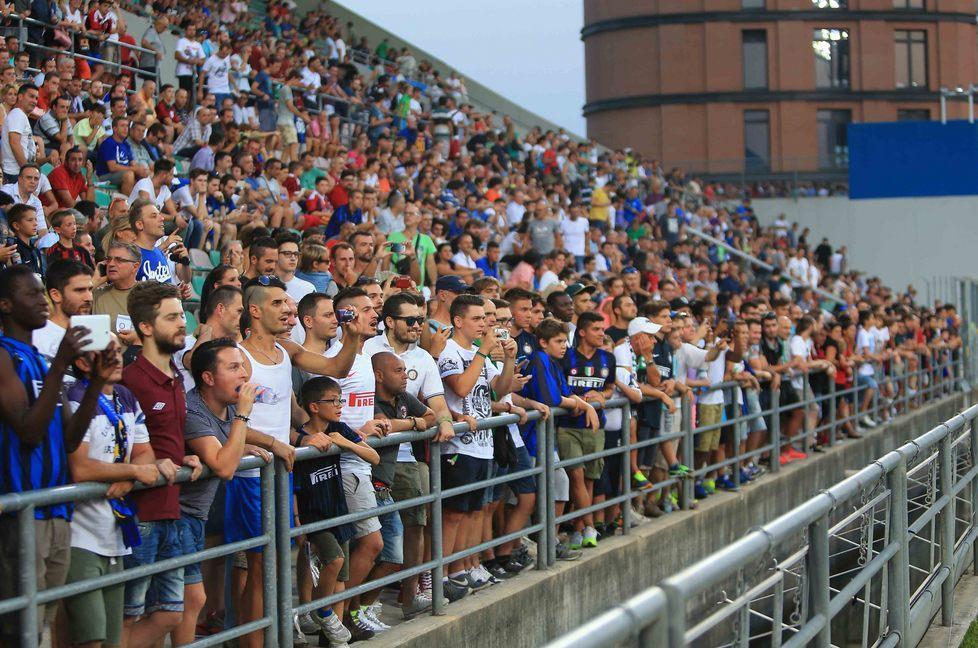 L’arrivo di Inter e Milan accende l’entusiasmo in stazione e allo stadio 