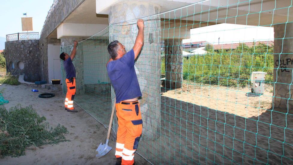 Pietrasanta come Forte: installata la rete anti-bivacco sotto il pontile 