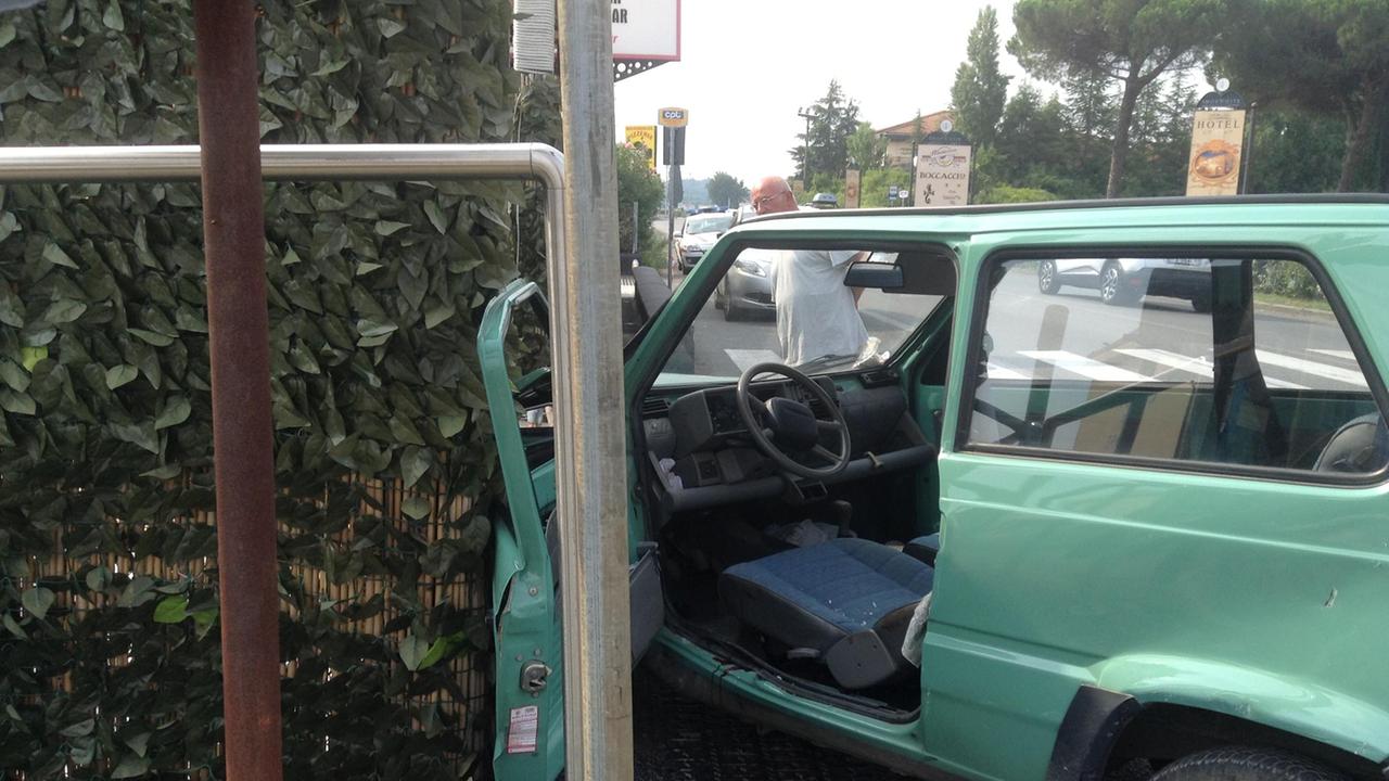 La vettura su cui viaggiava l'anziano