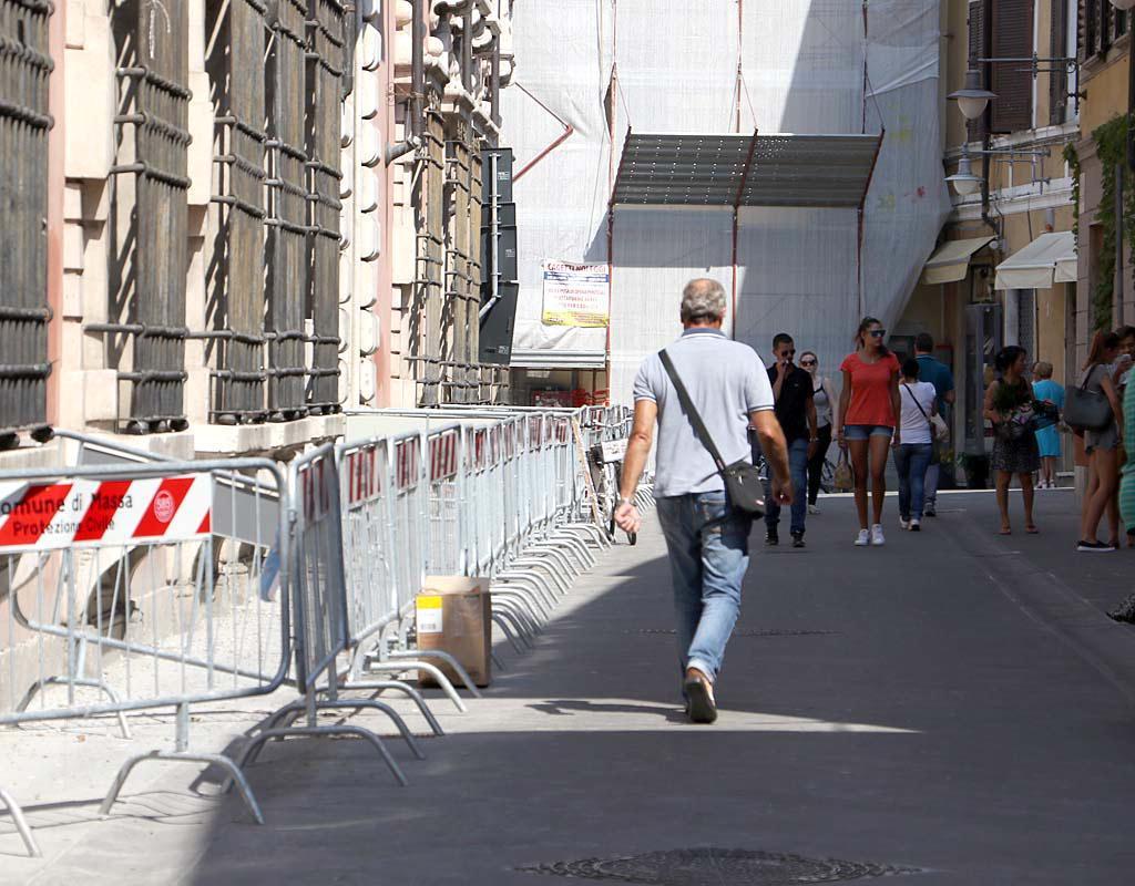 Le transenne in via Guidoni a Massa