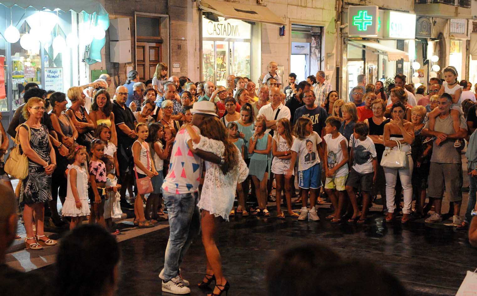 Notte bianca 2015, negozi aperti fino a tardi. Musica per le vie del centro e si è ballato anche in corso Italia (foto Paolo Barlettani)